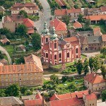 Letecký pohled na kostel Nanebevzetí Panny Marie ve Zlonicích