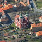 Letecký pohled na kostel Nanebevzetí Panny Marie ve Zlonicích